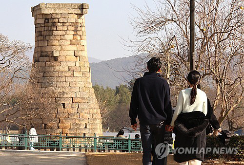 8일 오후 경북 경주시 첨성대 일대에서 시민들이 따뜻한 날씨를 즐기며 산책하고 있다. 대구기상청에 따르면 이날 오후 2시 기준 경주는 20.9도를 기록했다. 9일에도 울산 제주가 21도까지 오르는 등 따뜻하겠다. 연합뉴스